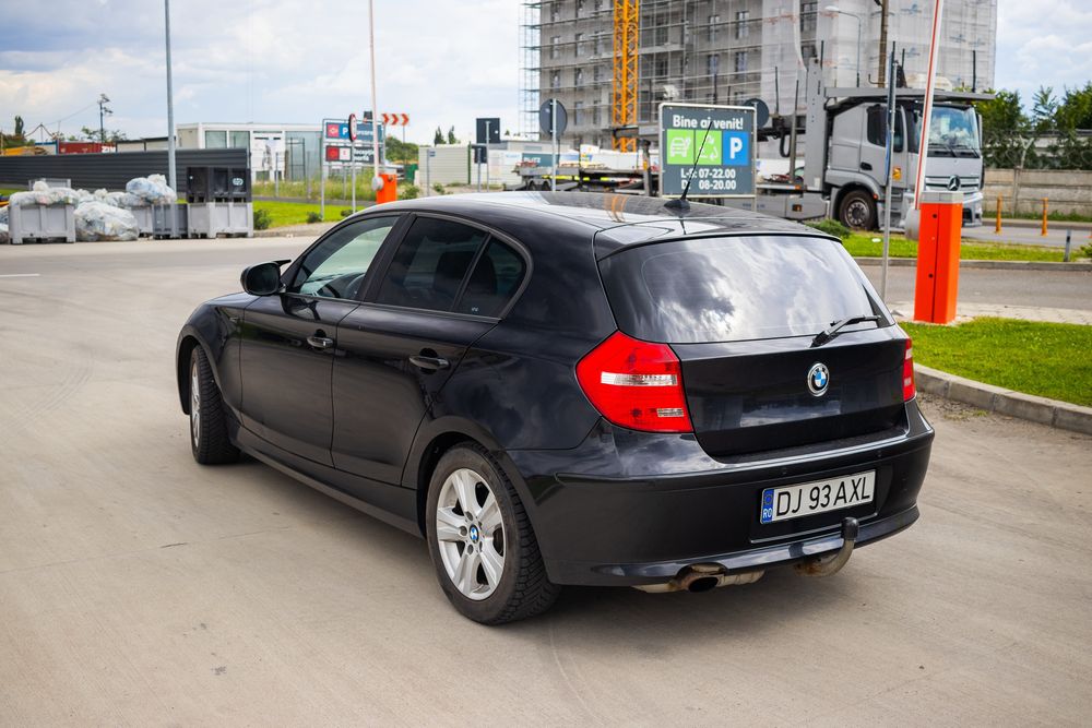 BMW Seria 1 116i (122 CP) • 2011 • Negru • Lupe Bi-LED • Încălzire scaune • Multe dotări