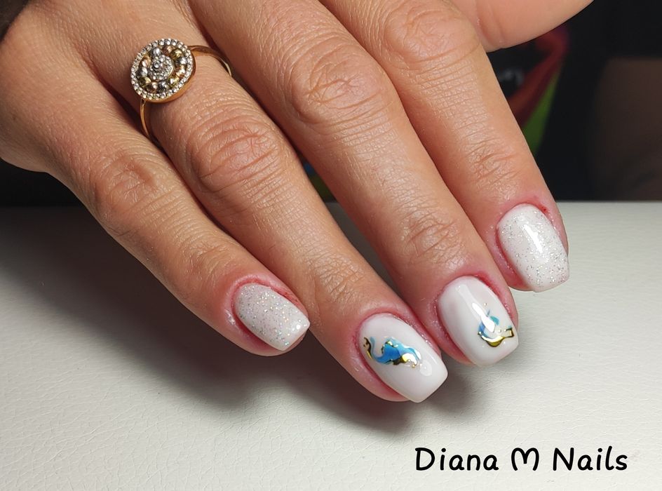 Unghii cu gel și oja semi