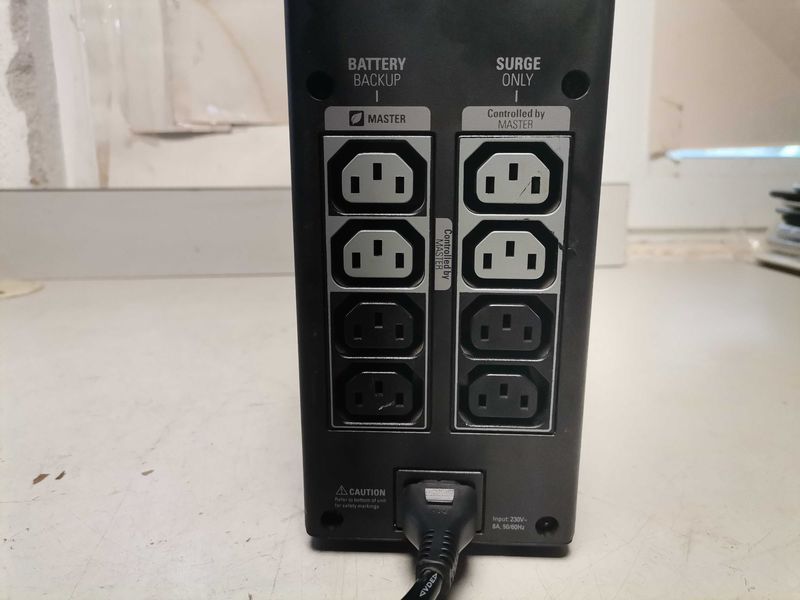 UPS APC Back-UPS Pro 900