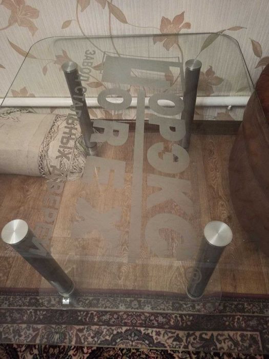 Продам стеклянный столик