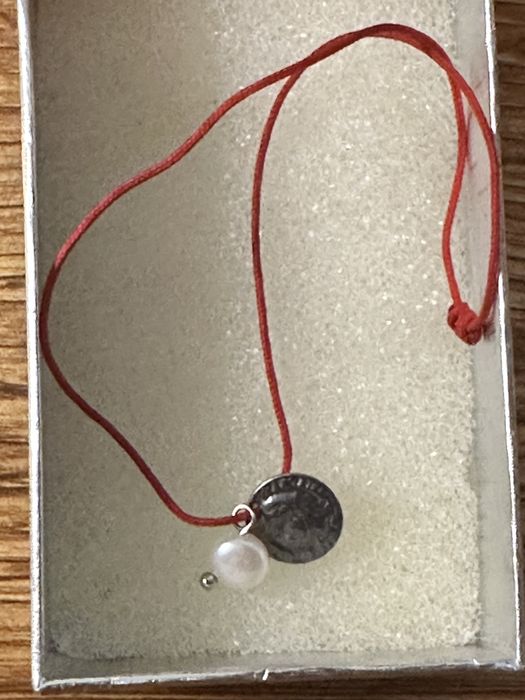 Прекрасна червена гривна ьа защита със сребърна иконка и перла