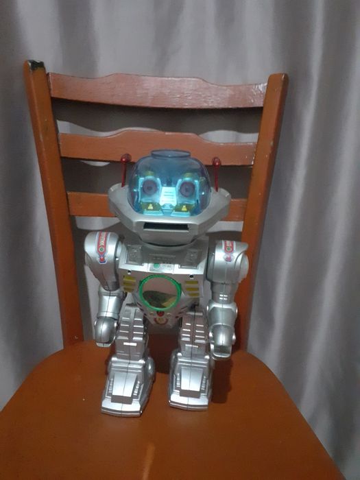 Продам робот игрушку