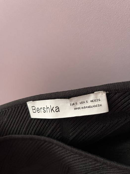 Bershka черна, дълга рокля с един ръкав