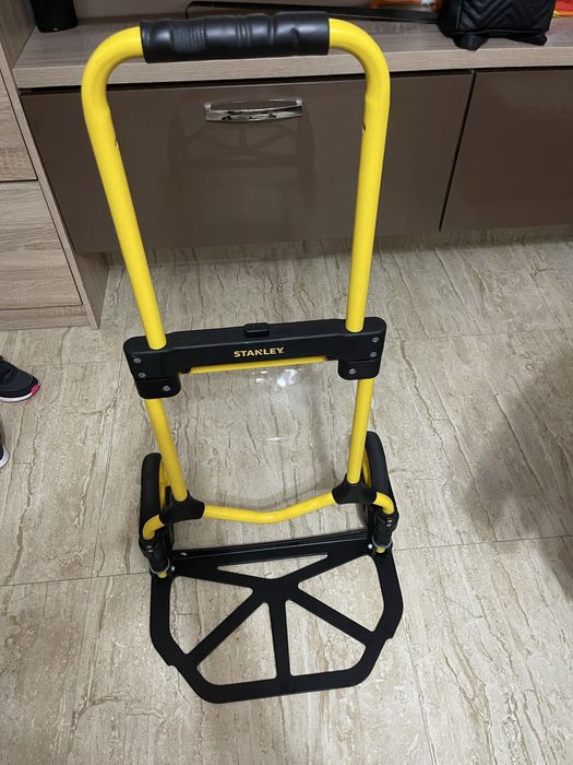Aspirator cu fir ,carucior pentru livrari .Pretul este negociabil .