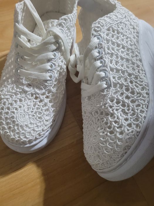 Бели спортни дамски обувки