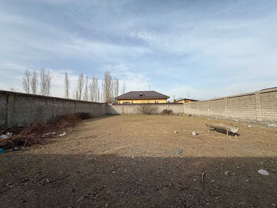 Ozadboshda devor bilan o‘ralgan 6 sotix yer sotiladi