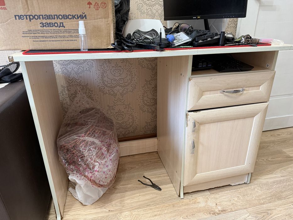 Отдам компьютерный стол