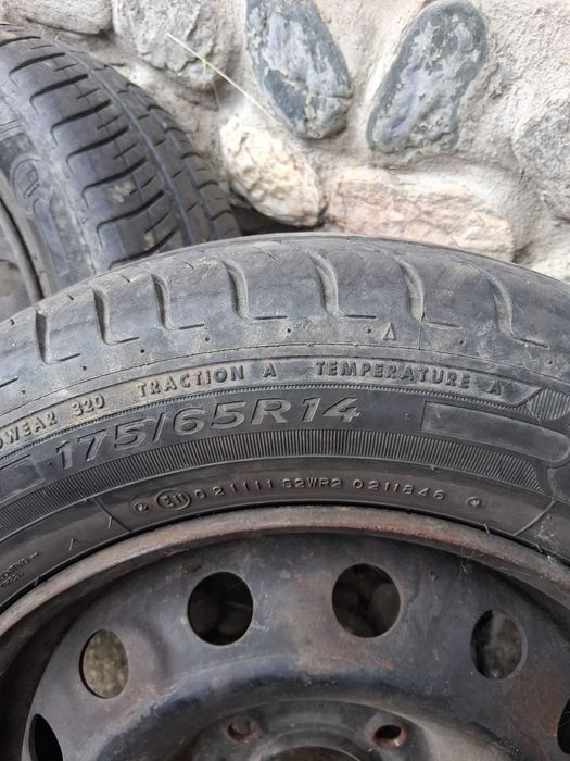 Vând anvelope de vară in 4 frezoane Dunlop cu tot cu jante 175/65R14 82T preț 400 lei plus inca un cauciuc