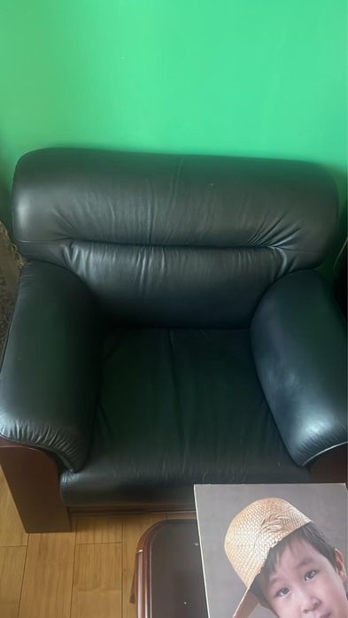 Два кожаных кресла