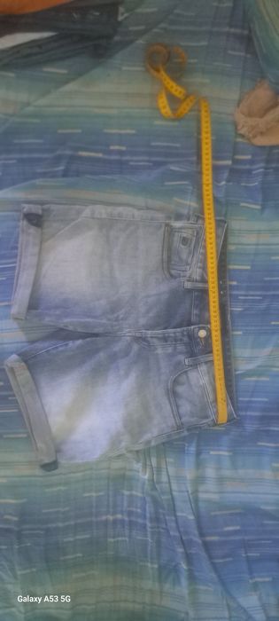 Къси дънкови панталони над коляното