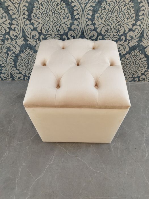 Vând taburet tapițat Chesterfield catifea crem (bej) cu spatiu pentru