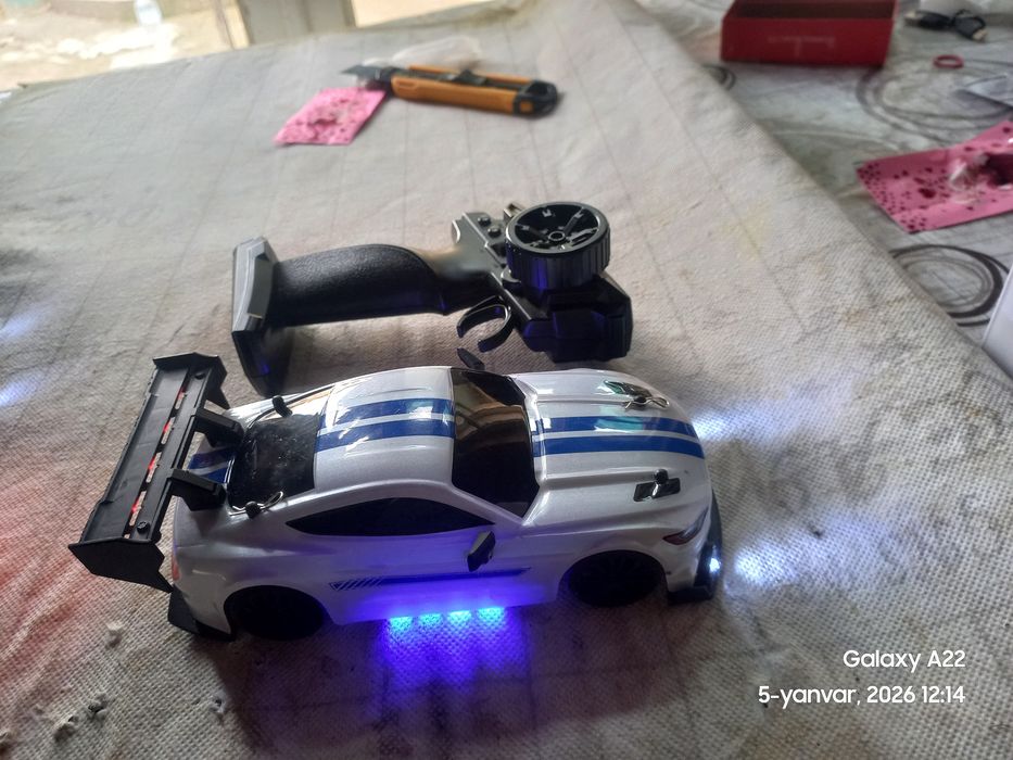 Sotiladi ikkta masofadan boshqariladigan mashina batarekalari bilan.