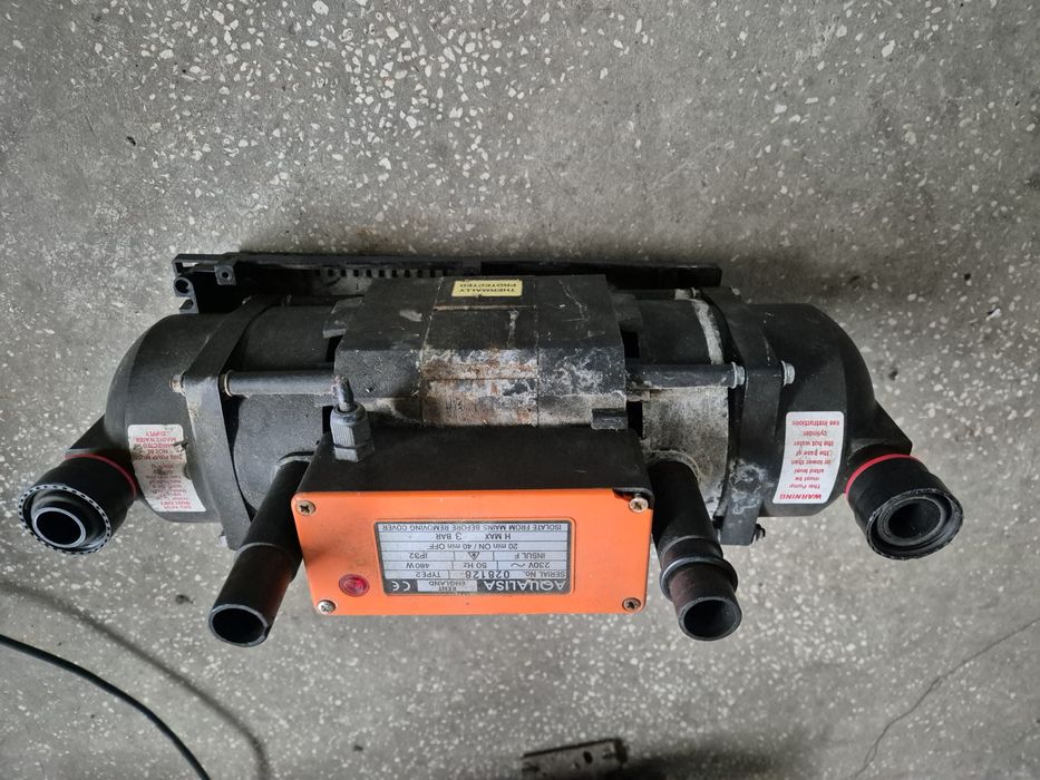 Pompa.apa cu  doua pompe separate acționate de un motor pe același ax