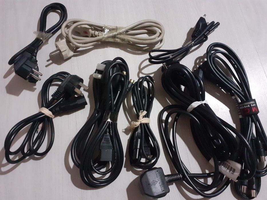 Шнуры кабель для компьютера.