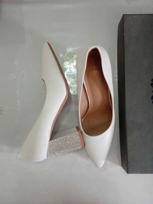 Labutin brend ayollar oq tuflisi.