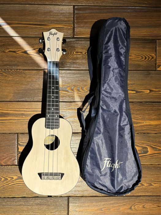 Укулеле FLIGHT в черно-белом цвете