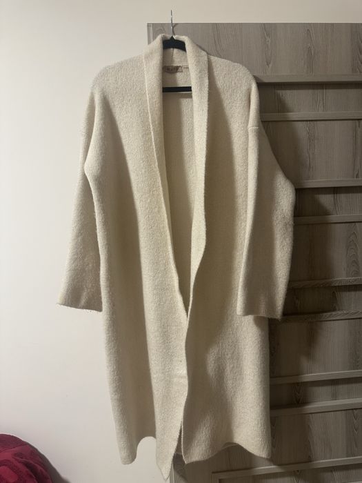 Дълга плетена жилетка