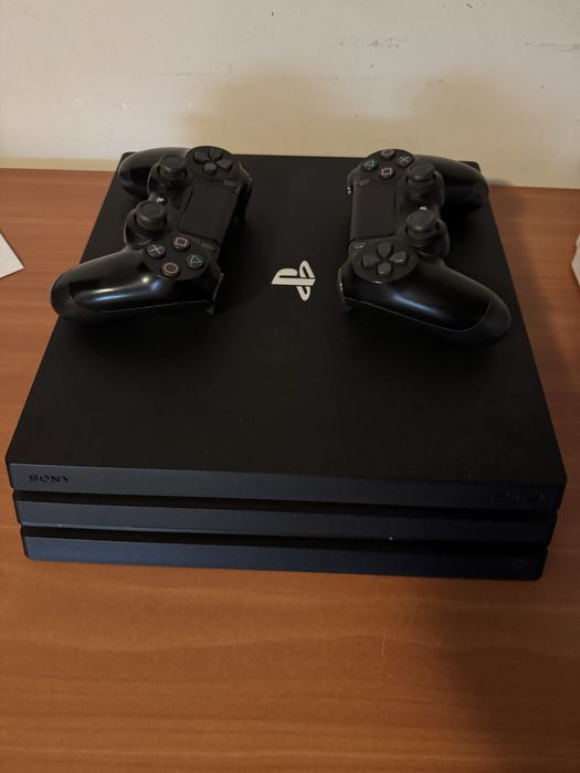 Playstation 4 pro 2 controlere