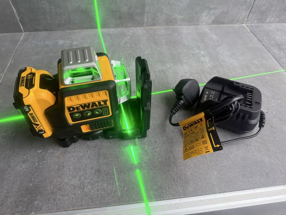 Vind laser DEWALT DCE089G nou cu acum si incarcator