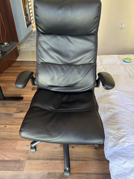 Офис стол KASTBJERG черна кожа