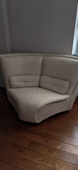 Продам диван кожаный в хорошем состоянии