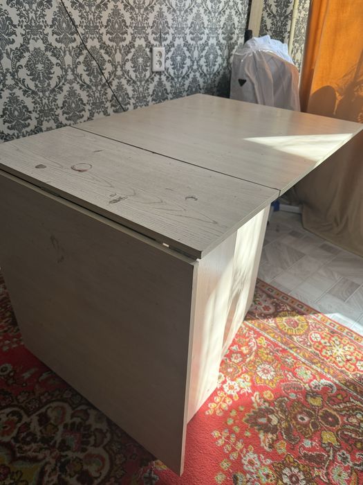Продам стол и морозильник
