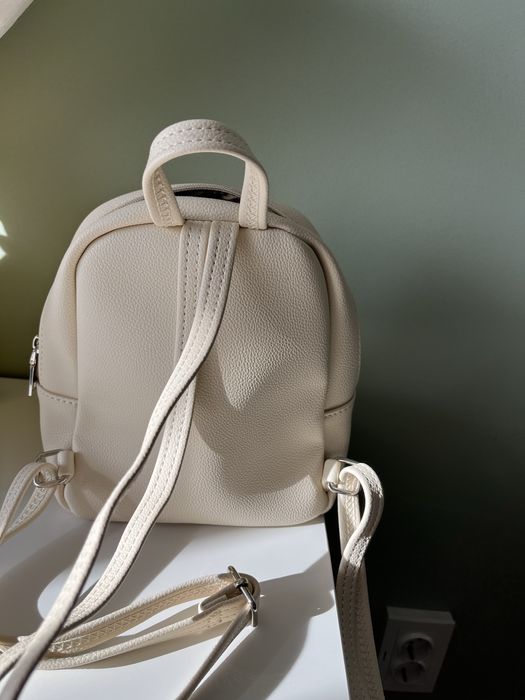 Дамска раница в бежов цвят