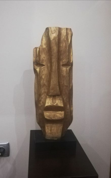 Много интересна и впечатляваща статуетка от дърво. Стилизирана глава.