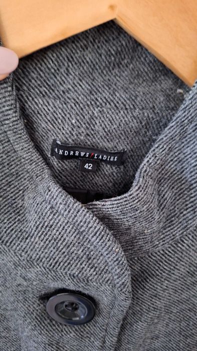 Дамско дълго палто на Andrews ladies.Р-р 42 (xs/s).Сиво. Използвано.
