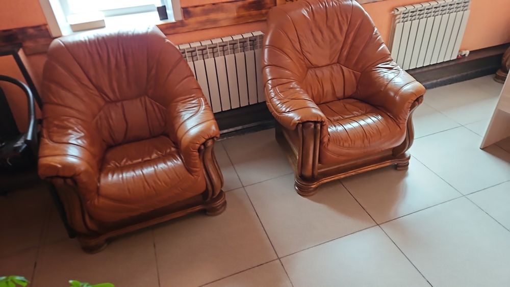 Продам кожаный диван и два кресла