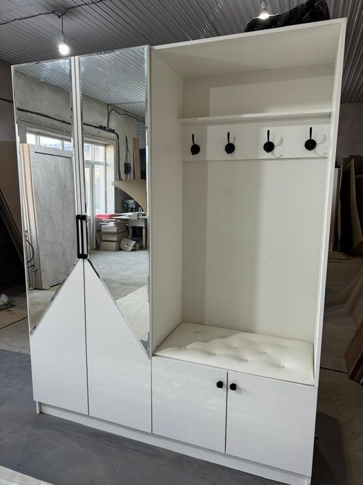 Прихожка ақ түсті