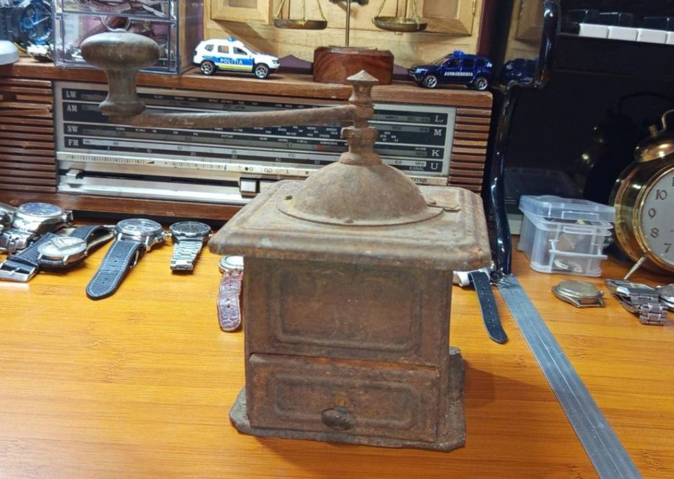 Râșniță veche pentru măcinat,anii 1900, încă funcționează