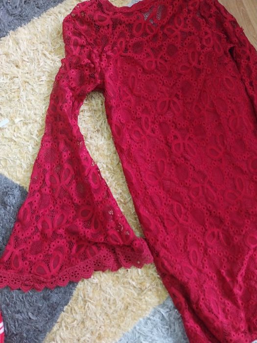 Червена рокля дантела