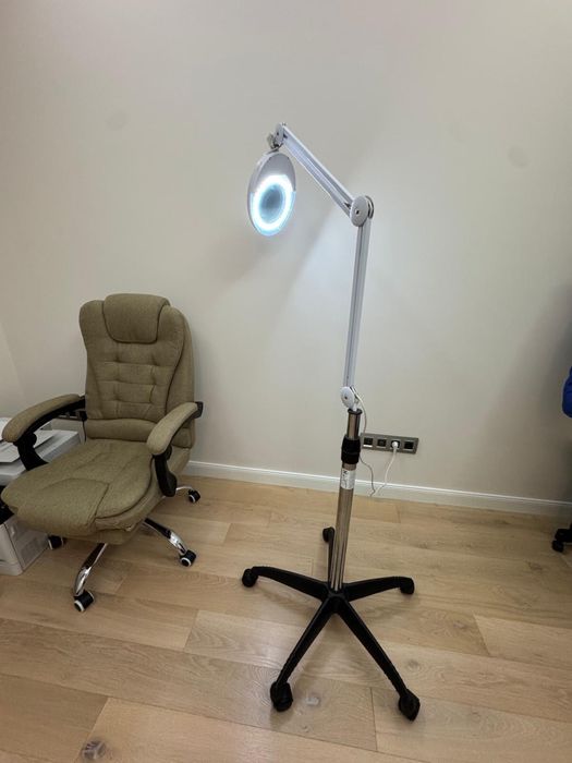 Lampă LED profesională cu lupă (5x dioptrii) și picior mobil – NOUĂ