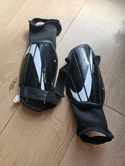 Aparatori Nike Charge