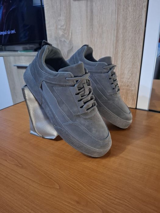 Adidași casual gri, noi, comozi și moderni