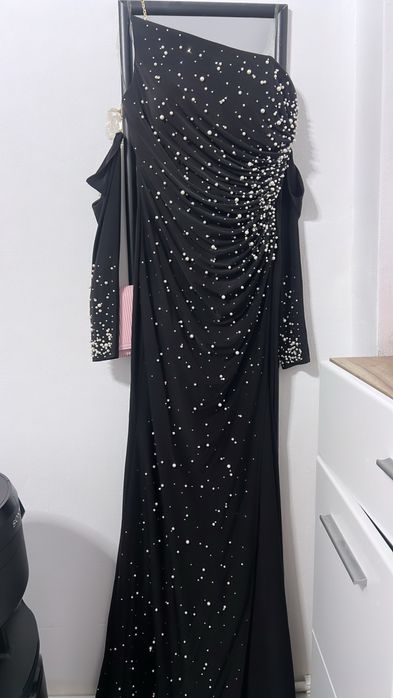 Rochie elegantă lungă neagră cu perle și drapaj