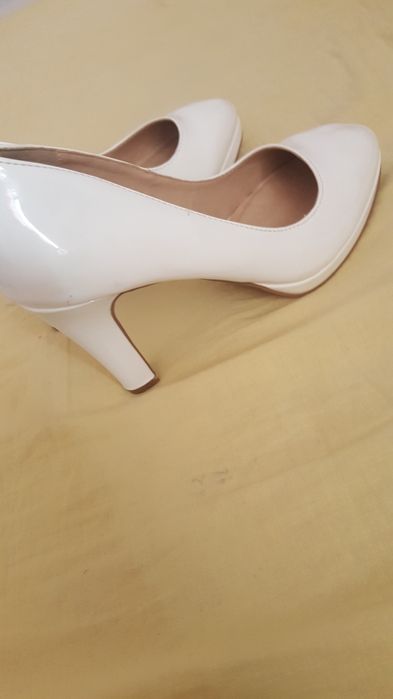 Продавам чисто нови италиански обувки със ток