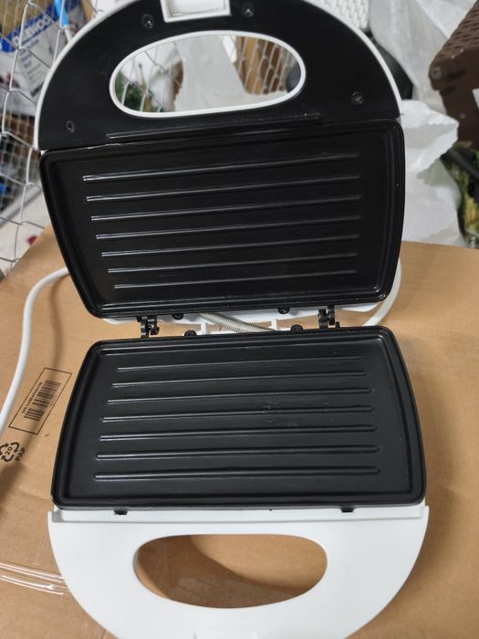 Sandwich Maker cu plita tip grill