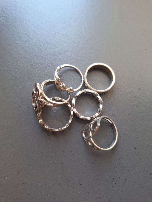 Пръстени с орнаменти и камъчета