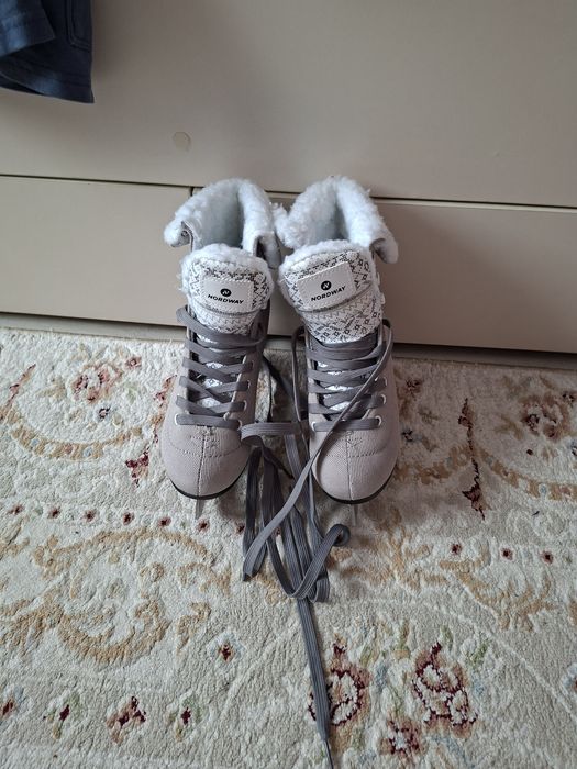 Продам коньки для девочек