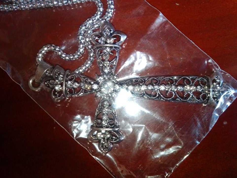 колие голям кръст с камъни синджир различни модели тип Сваровски 10см