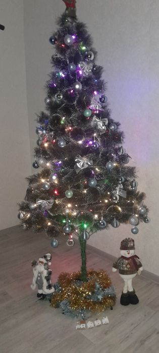 Продаю елочку с игрушками ,гирляндами и куклами.