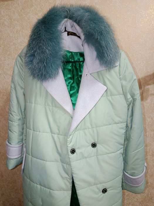 Куртка ментолового цвета, длина 105см примерно