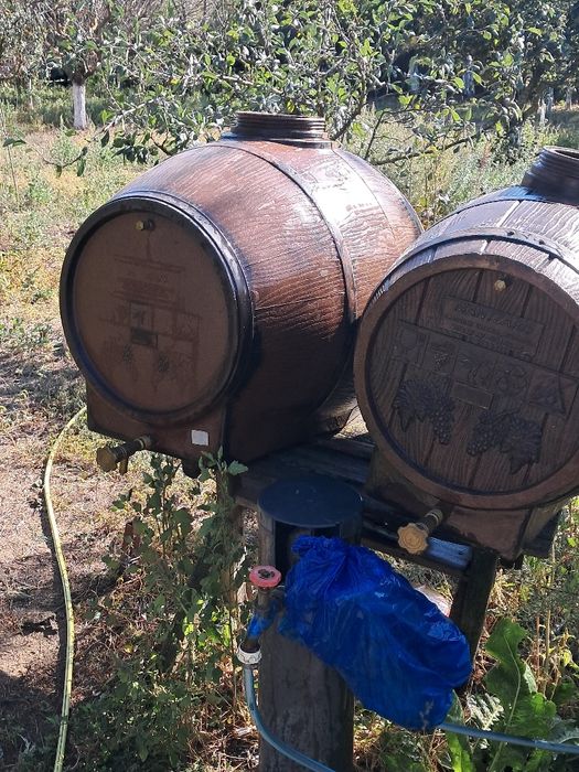 DE  VÂNZARE, butoaie și presă struguri,Toate la  preț negociabil.