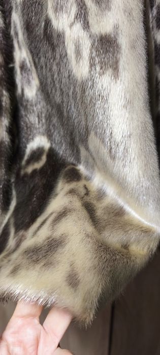 Vând blană naturală veritabilă, mărimea L.
Este autentică, de calitate