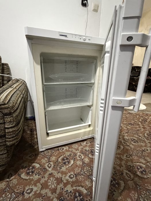 Малък фризер с три чекмеджета