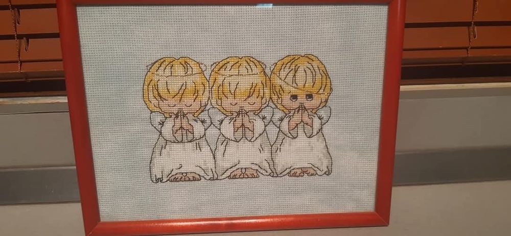 Гоблени, ушити и рамкирани.