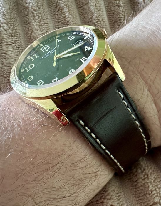 Vând ceas bărbătesc Victorinox Swiss Army Infantry auriu