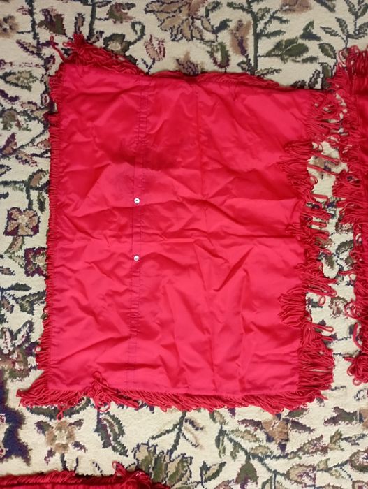 Продаются 2 шелковых покрывала с 2мя наволочками  с вышивкой новые